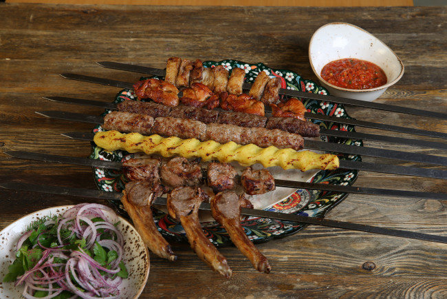 Обои картинки фото еда, шашлык,  барбекю, вкусно, соус, зелень