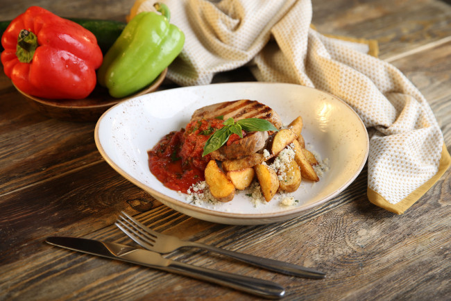 Обои картинки фото еда, вторые блюда, хлеб, соус, зелень, картофель