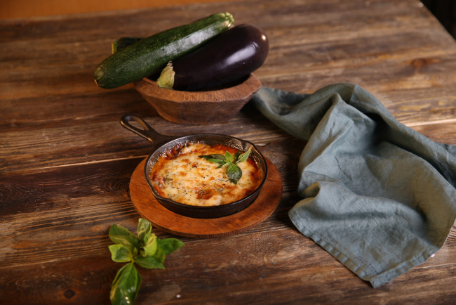 Обои картинки фото еда, вторые блюда, зелень, баклажан, запеканка