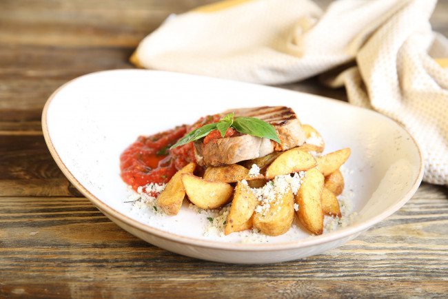 Обои картинки фото еда, вторые блюда, зелень, соус, хлеб, картофель