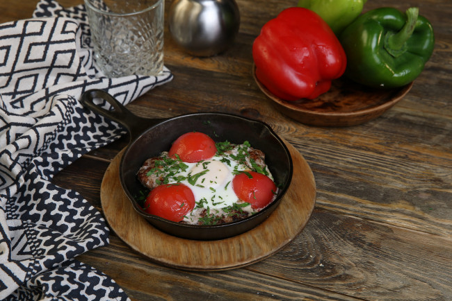 Обои картинки фото еда, Яичные блюда, яйца, завтрак, зелень, помидор