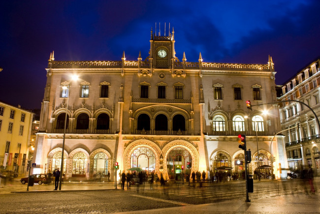 Обои картинки фото португалия, города, - огни ночного города, здания, люди, ночь, дорога, фонари