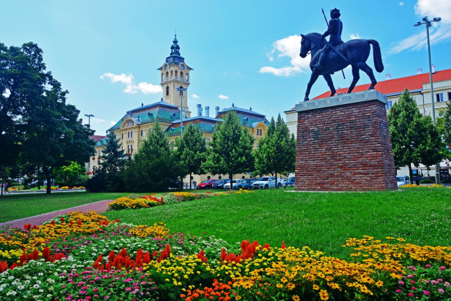 Обои картинки фото венгрия, города, - памятники,  скульптуры,  арт-объекты, газон, цветы, деревья, облака, здания