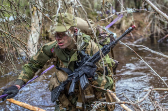 Картинка оружие армия спецназ лужа norwegian army солдат