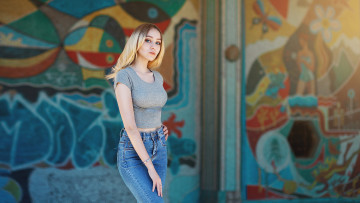 Картинка девушка девушки -unsort+ блондинки +светловолосые модель лицо джинсы длинные+волосы живот голубые+глаза граффити бледный с+высокой+талией стоя водяные+знаки футболка ачмизов