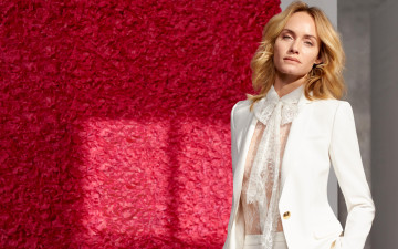 Картинка девушки amber+valletta блузка блондинка модель костюм