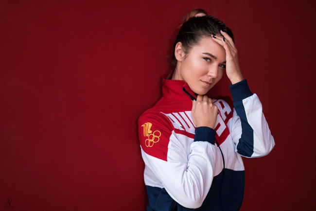 Обои картинки фото девушки, -unsort , брюнетки, темноволосые, портрет, поза, взгляд, andrey, vechkenzin, фон, куртка, спортивная, шатенка, красотка, прическа, evgenia, gerasimenko, макияж, модель