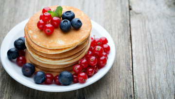 Картинка еда блины +оладьи черника ягоды смородина красная