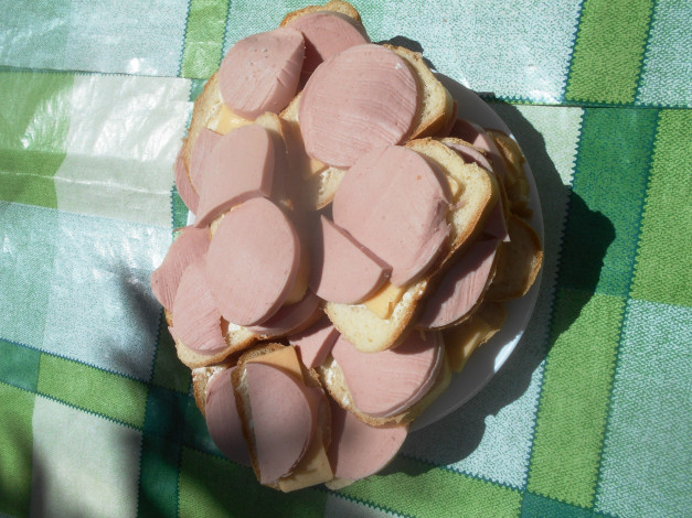 Обои картинки фото еда, бутерброды,  гамбургеры,  канапе, колбаса, хлеб, сыр