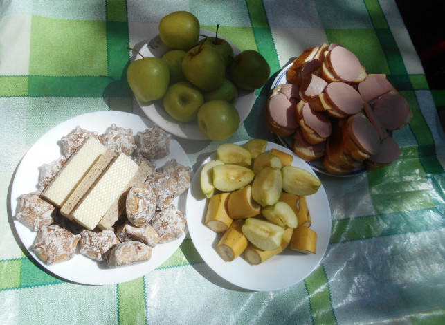 Обои картинки фото еда, бутерброды,  гамбургеры,  канапе, пряники, бананы, вафли, хлеб, колбаса, сыр, яблоки