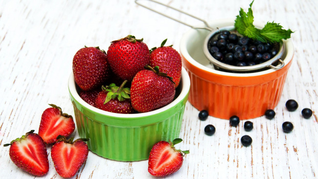 Обои картинки фото еда, фрукты,  ягоды, клубника, черника