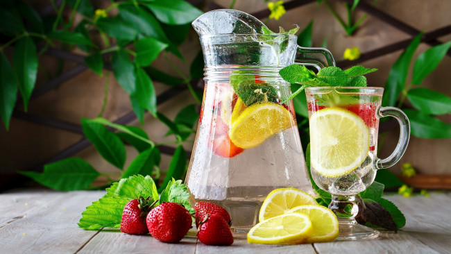 Обои картинки фото еда, напитки, лимон, напиток, клубника