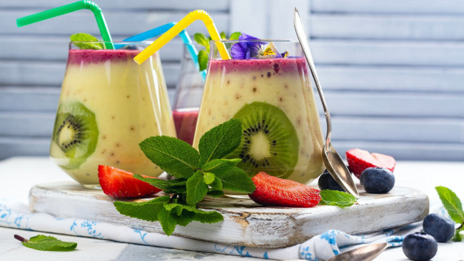 Обои картинки фото еда, напитки, мята, клубника, смузи