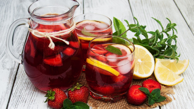 Обои картинки фото еда, напитки, мята, лимон, клубника, компот