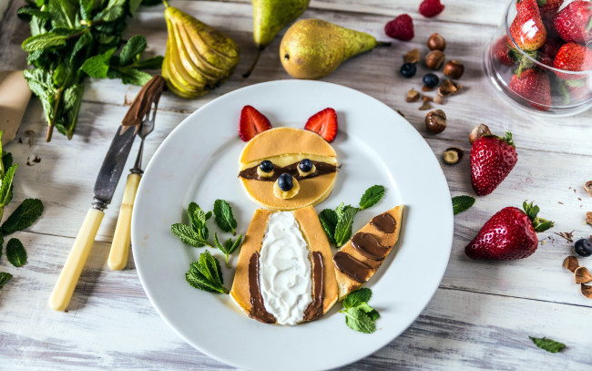 Обои картинки фото еда, блины,  оладьи, оригинальный, блин, клубника, груша