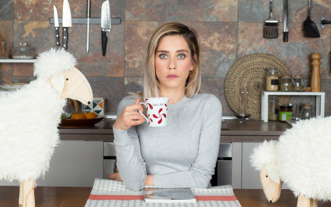 Обои картинки фото maria leon, девушки, -unsort , блондинки,  светловолосые, кухня, овцы, чашка, блондинка, актриса, maria, leon