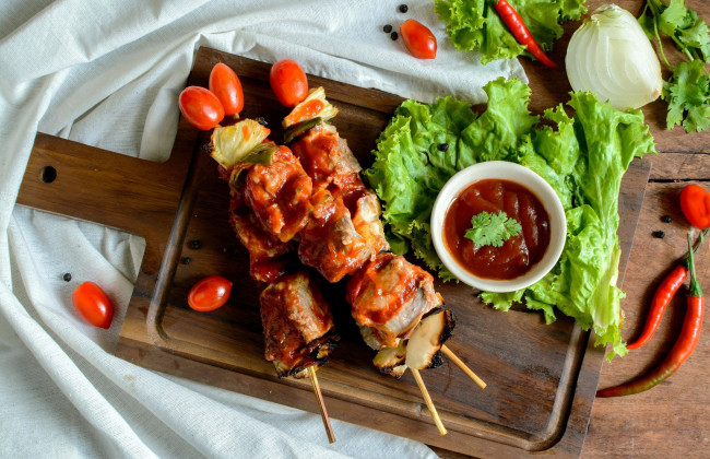 Обои картинки фото еда, шашлык,  барбекю, перец, помидоры, кетчуп