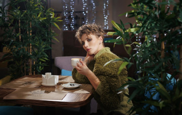 Картинка девушки -+брюнетки +шатенки кафе кофе