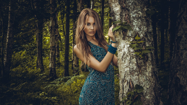 Обои картинки фото девушки, - брюнетки,  шатенки, дерево, шатенка