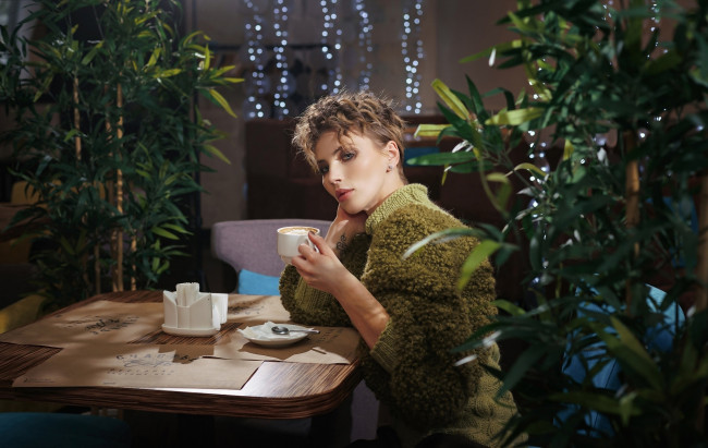 Обои картинки фото девушки, - брюнетки,  шатенки, кафе, кофе