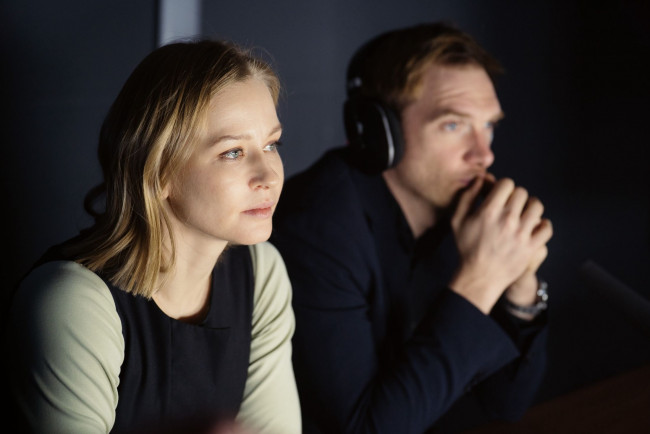 Обои картинки фото кино фильмы, медиатор , сериал, женщина, мужчина, наушники