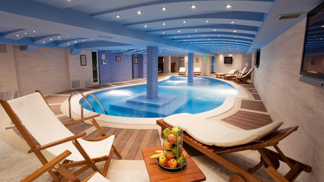 Обои картинки фото интерьер, бассейны,  открытые площадки, кресла, бассейн