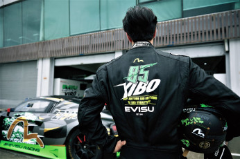 Картинка мужчины wang+yi+bo гонщик костюм шлем машина