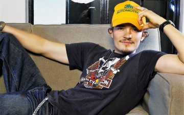 обоя мужчины, orlando bloom, актер, кепка, футболка, джинсы, диван