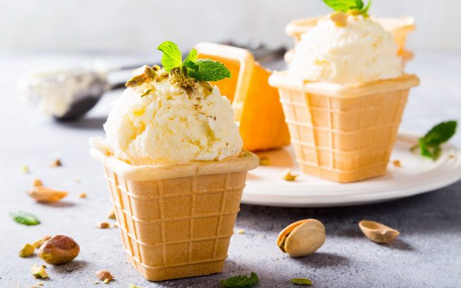 Обои картинки фото еда, мороженое,  десерты, мята, фисташки, орехи
