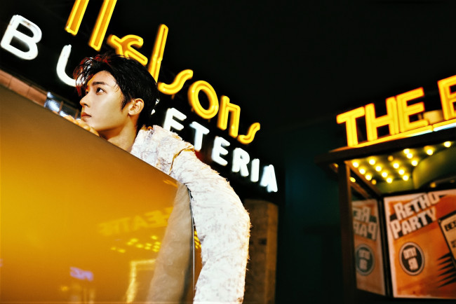 Обои картинки фото мужчины, hou ming hao, актер, куртка, стол