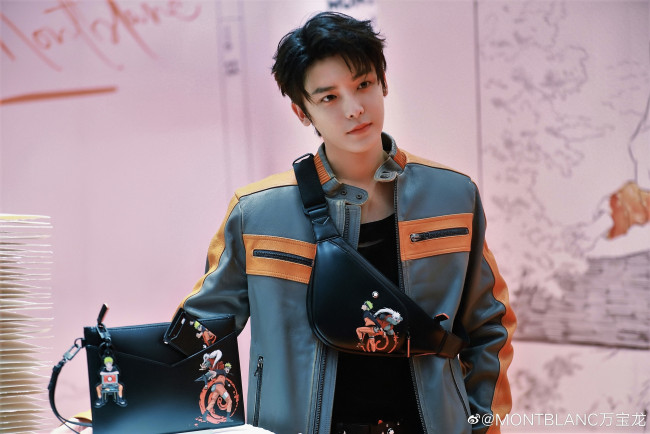 Обои картинки фото мужчины, hou ming hao, актер, куртка, сумки