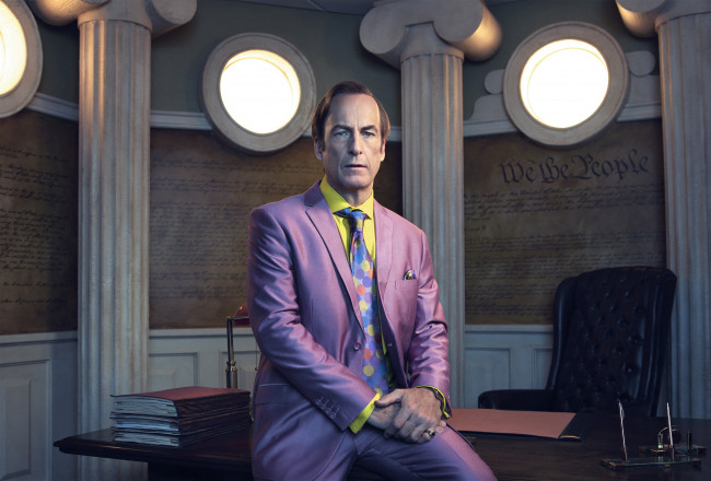 Обои картинки фото bob odenkirk, мужчины, -unsort, костюм, галстук, колонны, стол, кресло