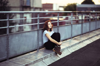 Картинка девушки -+брюнетки +шатенки шатенка футболка штаны ботинки крыша