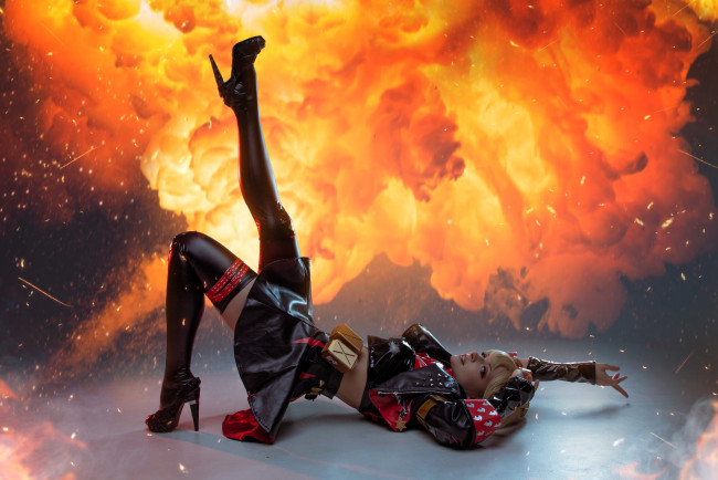 Обои картинки фото девушки, mari aisu, образ, косплей, наряд, костюм, чулки, каблуки, огонь