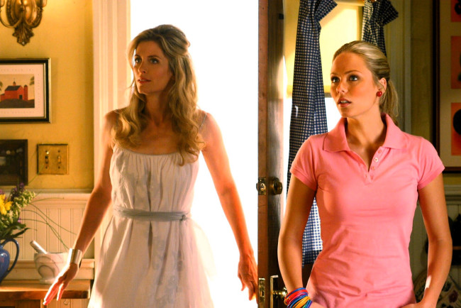 Обои картинки фото кино фильмы, smallville, девушки, дверь, комната, удивление