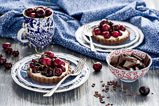Обои картинки фото еда, пирожные, кексы, печенье, вишни, шоколад, тарелки
