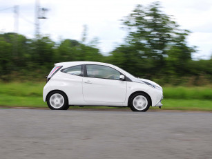 Картинка автомобили toyota светлый 2014г uk-spec 3-door aygo