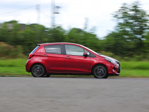 Картинка автомобили toyota yaris красный 2014г uk-spec 5-door