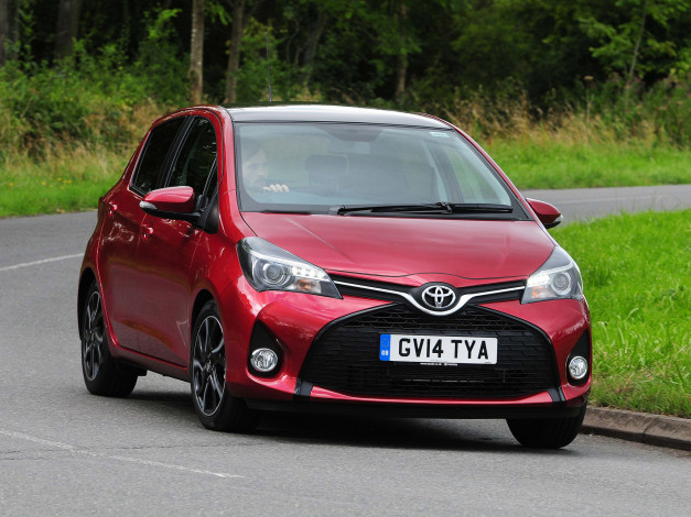 Обои картинки фото автомобили, toyota, красный, 2014г, uk-spec, 5-door, yaris