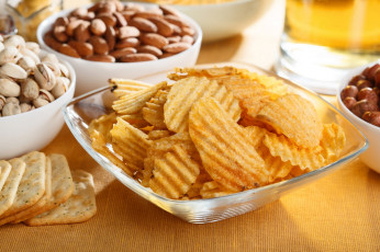 Картинка еда Чипсы +картофель+фри чипсы орехи закуска фисташки фундук миндаль крекеры