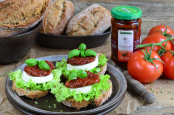 Картинка еда бутерброды +гамбургеры +канапе хлеб помидоры соус моцарелла базилик