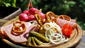 Картинка еда разное колбаса лук кольца крендельки редис томат