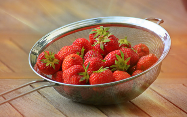 Обои картинки фото еда, клубника,  земляника, дуршлаг, ягоды