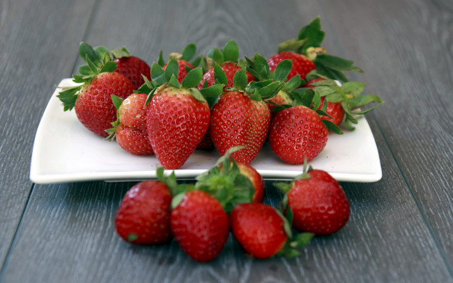 Обои картинки фото еда, клубника,  земляника, тарелка, ягоды