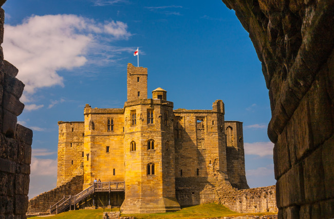 Обои картинки фото города, замки англии, флаг, замок, фон