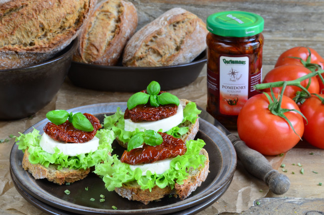 Обои картинки фото еда, бутерброды,  гамбургеры,  канапе, хлеб, помидоры, соус, моцарелла, базилик