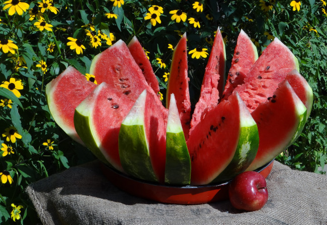 Обои картинки фото еда, арбуз, корона, венец, яблоко, цветы, лето