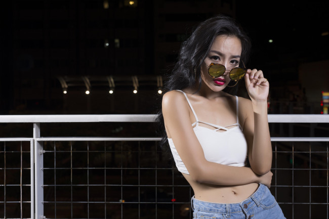 Обои картинки фото девушки, -unsort , азиатки, очки, брюнетка, ограждение, джинсы, топ