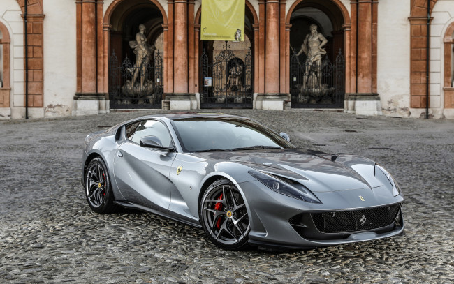 Обои картинки фото 2020 ferrari 812 superfast, автомобили, ferrari, 812, superfast, 2020, вид, спереди, серый, спортивное, купе, итальянские