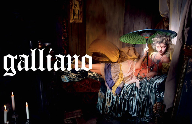 Обои картинки фото девушки, саша пивоварова, модель, блондинка, наряд, свечи, зонт, постель